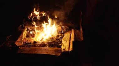 Köylüler geleneksel odun ateşinde ekmek hazırlıyorlar. 23 Aralık 2023 'te Dogliani, İtalya' da köyün sakinleri geçen yüzyılın tipik bir geleneğine benzer sahnelere hayat verdiler.