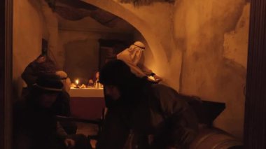 Köylüler geleneksel odun ateşinde ekmek hazırlıyorlar. 23 Aralık 2023 'te Dogliani, İtalya' da köyün sakinleri geçen yüzyılın tipik bir geleneğine benzer sahnelere hayat verdiler.