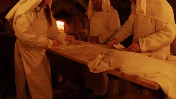 Dorpelingen Bereiden Brood Een Traditionele Houtoven Inwoners Van Het Dorp — Stockvideo