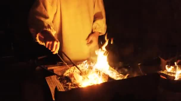 Vesničané Připravují Chléb Tradiční Peci Dřevo Obyvatelé Vesnice Dávají Život — Stock video