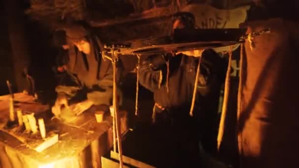 Vesničané Připravují Chléb Tradiční Peci Dřevo Obyvatelé Vesnice Dávají Život — Stock video