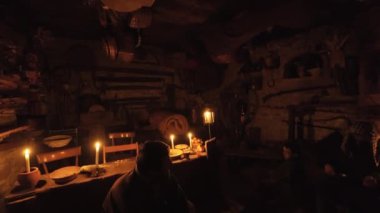 Köylüler geleneksel odun ateşinde ekmek hazırlıyorlar. 23 Aralık 2023 'te Dogliani, İtalya' da köyün sakinleri geçen yüzyılın tipik bir geleneğine benzer sahnelere hayat verdiler.