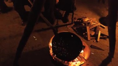 Köylüler geleneksel odun ateşinde ekmek hazırlıyorlar. 23 Aralık 2023 'te Dogliani, İtalya' da köyün sakinleri geçen yüzyılın tipik bir geleneğine benzer sahnelere hayat verdiler.