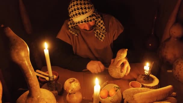 村人は伝統的な木製のオーブンでパンを作ります 村の住民は イタリアのDoglianiで2023年12月23日に最後の世紀の伝統の典型的なシーンに命を与える — ストック動画