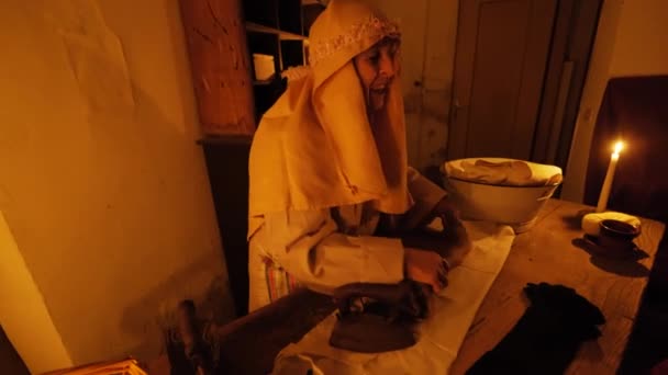 村人は伝統的な木製のオーブンでパンを作ります 村の住民は イタリアのDoglianiで2023年12月23日に最後の世紀の伝統の典型的なシーンに命を与える — ストック動画