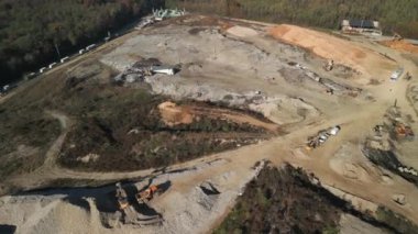 Büyük bir katı atık sahasının havadan görünüşü