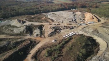 Büyük bir katı atık sahasının havadan görünüşü