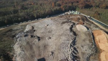 Büyük bir katı atık sahasının havadan görünüşü