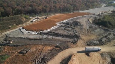 Büyük bir katı atık sahasının havadan görünüşü