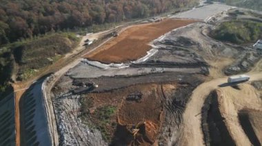 Büyük bir katı atık sahasının havadan görünüşü