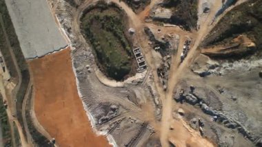 Büyük bir katı atık sahasının havadan görünüşü