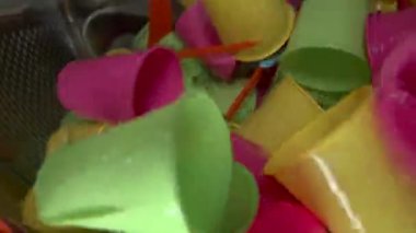Varili plastik şişelerle dolduran bir ev kadınının çamaşır makinesinin içinden bak. Yeşil ekran, alfa kanallı siyah arkaplanda izole edilmiş. Plastik ve ekolojinin geri dönüşümü kavramı. Plastik atık.