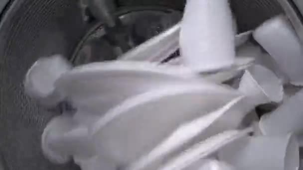 Varili Plastik Şişelerle Dolduran Bir Kadınının Çamaşır Makinesinin Içinden Bak — Stok video