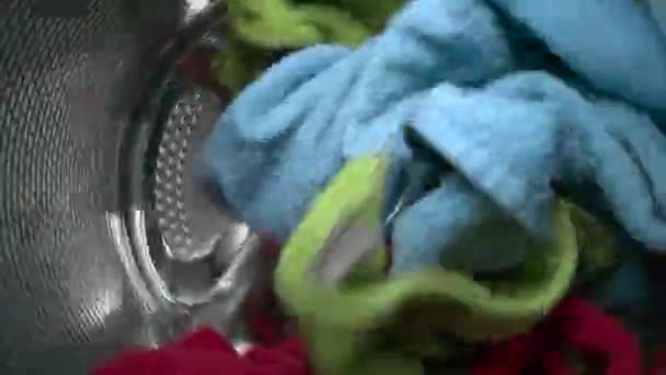 Vista Dall Interno Una Lavatrice Una Casalinga Che Riempie Tamburo — Video Stock