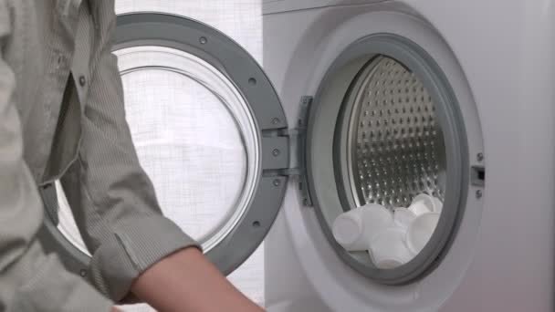 Blick Von Innen Auf Die Waschmaschine Einer Hausfrau Die Die — Stockvideo