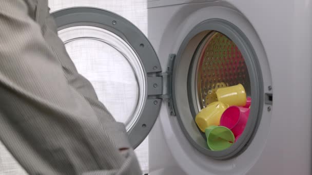 Blick Von Innen Auf Die Waschmaschine Einer Hausfrau Die Die — Stockvideo