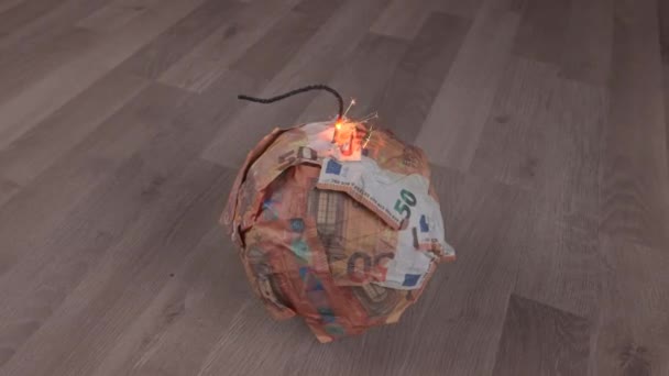 Bomba Banconote Dollaro Con Uno Stoppino Fiamme Pavimento Legno Concetto — Video Stock