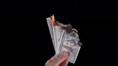 Tahta zeminde yanan fitille dolar banknotlarından gelen bomba. Finansal kriz, para kaybı, iflas kavramı.