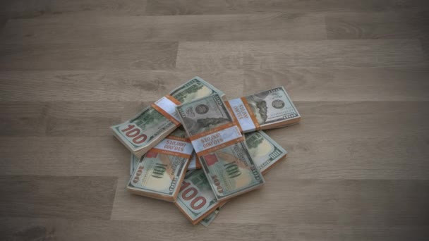 Muž Pálí Balíky Dolarových Bankovek Dřevěné Podlaze Koncept Inflace Decentralizace — Stock video