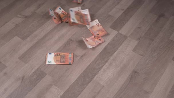 Ein Mann Verbrennt Wattestäbchen Mit Dollarscheinen Auf Einem Holzboden Das Videoclip