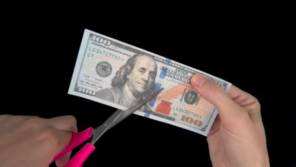 一个人在木地板上焚烧一捆捆美元钞票 通货膨胀和权力下放的概念 货币贬值 全球危机 图库视频