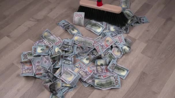 Ein Mann Verbrennt Wattestäbchen Mit Dollarscheinen Auf Einem Holzboden Das Stock-Filmmaterial