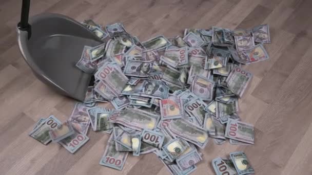 一个人在木地板上焚烧一捆捆美元钞票 通货膨胀和权力下放的概念 货币贬值 全球危机 免版税图库视频片段