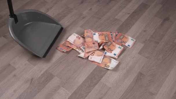 Ein Mann Verbrennt Wattestäbchen Mit Dollarscheinen Auf Einem Holzboden Das Stock-Filmmaterial