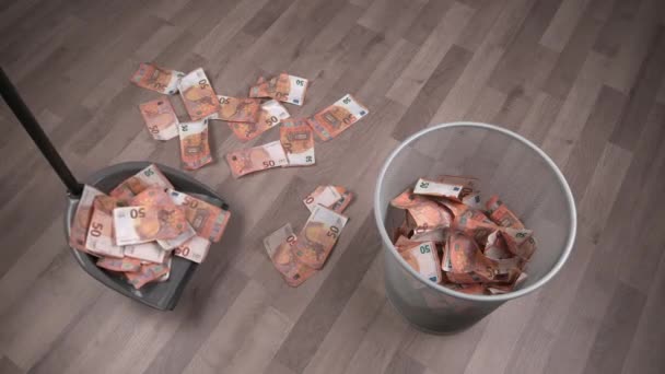 Ein Mann Verbrennt Wattestäbchen Mit Dollarscheinen Auf Einem Holzboden Das — Stockvideo