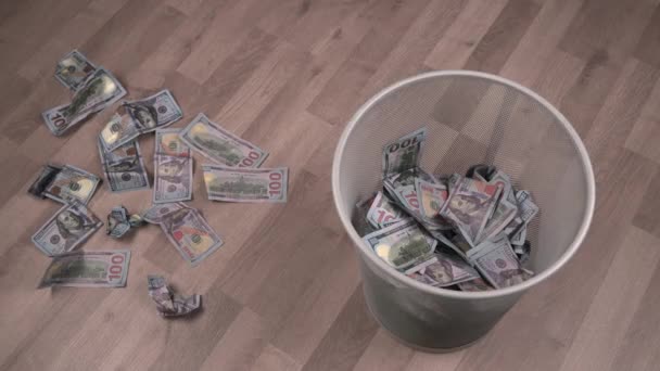 一个人在木地板上焚烧一捆捆美元钞票 通货膨胀和权力下放的概念 货币贬值 全球危机 视频剪辑