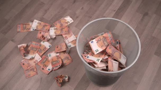 一个人在木地板上焚烧一捆捆美元钞票 通货膨胀和权力下放的概念 货币贬值 全球危机 — 图库视频影像