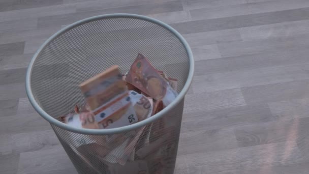 一个人在木地板上焚烧一捆捆美元钞票 通货膨胀和权力下放的概念 货币贬值 全球危机 — 图库视频影像