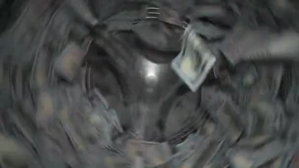 一个人在木地板上焚烧一捆捆美元钞票 通货膨胀和权力下放的概念 货币贬值 全球危机 免版税图库视频片段