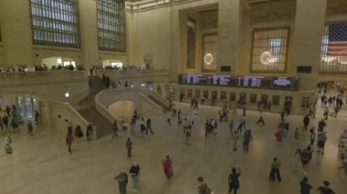 Grand Central İstasyonu 'ndaki ana salonun zaman aşımına uğramış durumda. Kalabalık zirvede. 6 Haziran 2023 'te New York, ABD