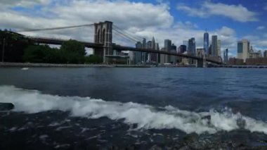 New York, Brooklyn Köprüsü. Doğu Nehri üzerindeki köprünün zaman atlaması. Arka planda Aşağı Manhattan silueti.