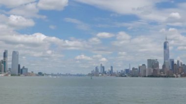 New York, Manhattan Hudson Nehri üzerinde panoramik gökyüzü.