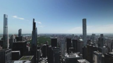 New York City, güneşli bir günde Manhattan gökdelenleri. Yüksek açı görünümü.