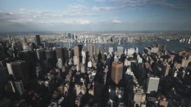New York City, güneşli bir günde Manhattan gökdelenleri. Yüksek açı görünümü.