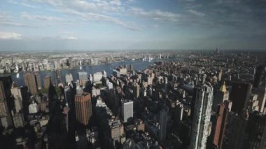 New York City, güneşli bir günde Manhattan gökdelenleri. Yüksek açı görünümü.