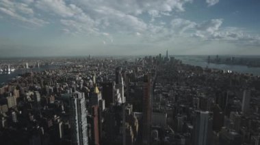 New York City, güneşli bir günde Manhattan gökdelenleri. Yüksek açı görünümü.
