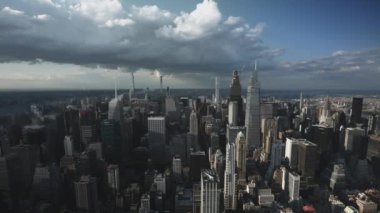 New York, bulutlu gökdelenli Manhattan gökdelenleri. Yüksek açı görünümü.