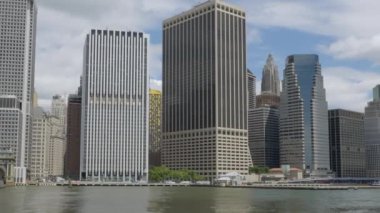 New York, Manhattan Hudson Nehri üzerinde ufuk çizgisi. Aşağı Manhattan 'daki ofis binaları ve gökdelenler.