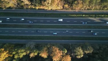 Kuzey İtalya otobanındaki hava manzarası güneşli bir yaz gününde yeşil tarlalarla çevrili..