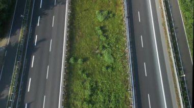 Kuzey İtalya otobanındaki hava manzarası güneşli bir yaz gününde yeşil tarlalarla çevrili..