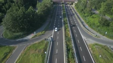 Kuzey İtalya otobanındaki hava manzarası güneşli bir yaz gününde yeşil tarlalarla çevrili..