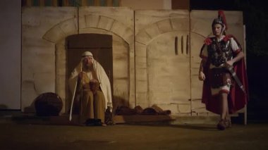 29 Mart 2024 'te İtalya' nın Antignano kentinde, Via Crucis 'in (Haç Yolu) temsili sırasında nüfus pazarda koşuştururken haç sepetleri ören karakterlerle, Kudüs şehrindeki günlük yaşamın yeniden canlandırılması.