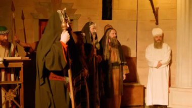 Sanhedrin 'in 29 Mart 2024' te İtalya 'nın Antignano kentinde Via Crucis (Haç Yolu) temsili sırasında başrahibin sarayında İsa' nın yargılanması