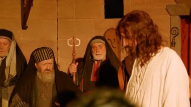 İsa, 29 Mart 2024 tarihinde İtalya 'nın Antignano kentinde Via Crucis (Haç Yolu)' nun temsili sırasında Sanhedrin tarafından kınanmıştır.