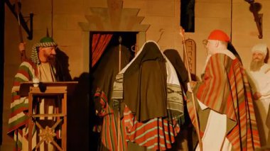 Sanhedrin 'in 29 Mart 2024' te İtalya 'nın Antignano kentinde Via Crucis (Haç Yolu) temsili sırasında başrahibin sarayında İsa' nın yargılanması