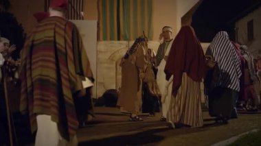 İsa 'nın Yas' ı, ya da Piet, Meryem 'in İsa' nın bedenini 29 Mart 2024 'te İtalya' nın Antignano şehrinde, Via Crucis 'in (Haç Yolu) temsili sırasında göstermektedir.